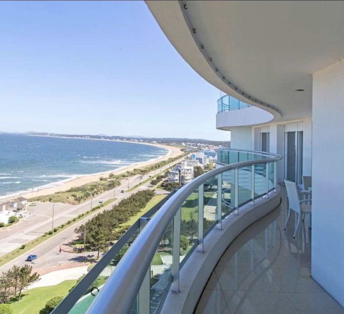 Departamento en torre de categoría frente a Playa Mansa